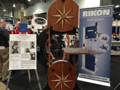 רפליקה של משור סרט עתיק של Rikon. עבודה גמר של סטודנטים בתורת העץ..JPG