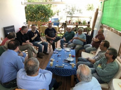 קבוצת דיון.JPG