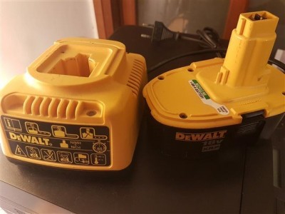 מטען DEWALT.jpg