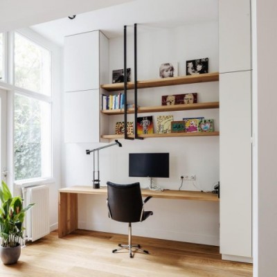 maatwerk_interieur_thuis_werkplek_massief_houten_bureau_en_wandplanken_stalen_plankdragers_uit_plafond_witte_wandkasten_9b8549a1-12ed-43e8-b288-bc34f0009812_720x.jpg