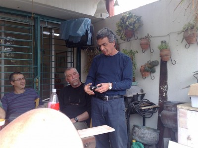 דביר מנסה לשכנע שהגודל לא חשוב (Large).jpg